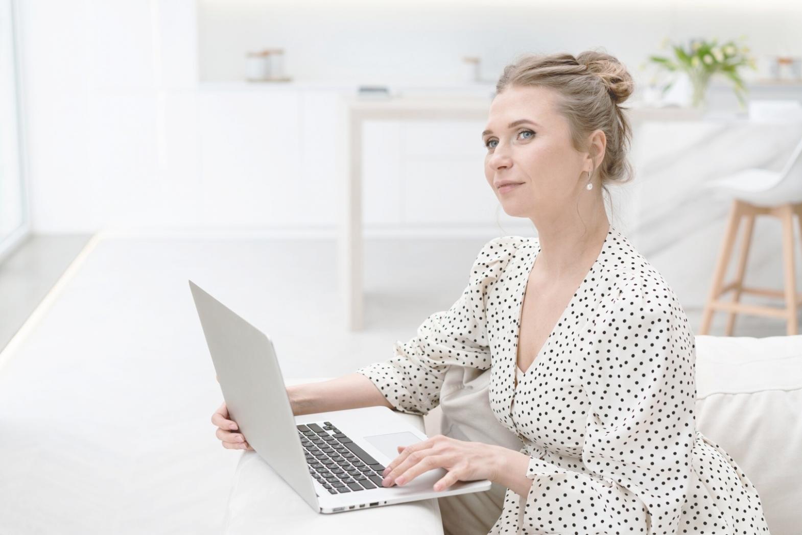 Professional financial modeling learning environment featuring modern workstations and collaborative spaces designed for intensive analytical work